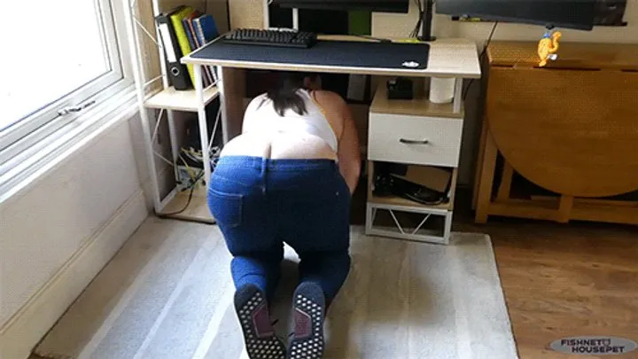 IT Assistant Ass Crack Embarrassment