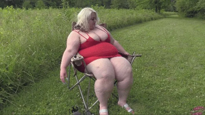 Lost BBW Party Girl Pees in Meadow