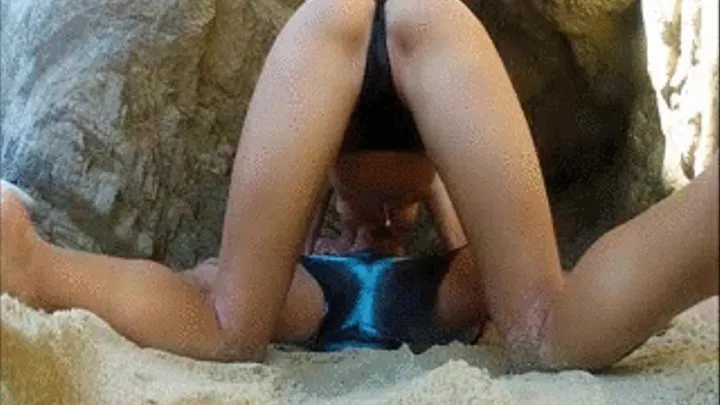 Blowjob on beach camera under BOOTY SHAKING ass!!!!