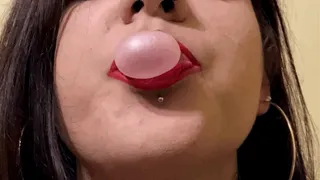 Watch sexy Tamara' s mouth chewing bubble gum