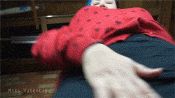 Crushed by Giantess Valentine's pussy