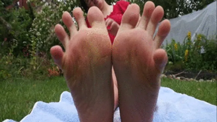 Relaxing with bare soles in the garden