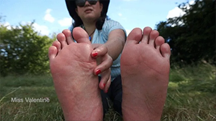 Foot worship in the sun