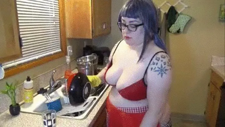 BBW Daisy Cleans Up & Does the Dishes