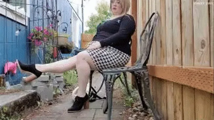 BBW Secretary In Pantyhose Toe Taps