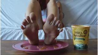 Tasting of somptuous female feet with honey (Amanda & Bob45)