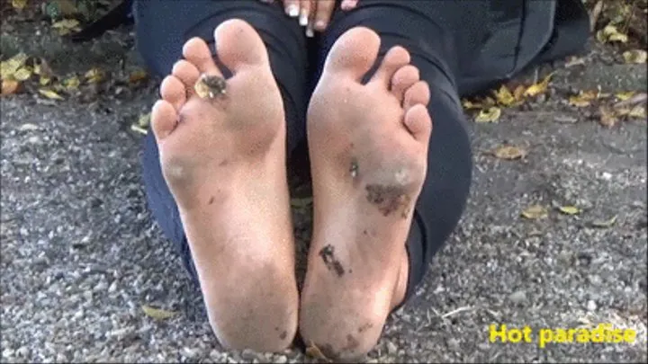 Oriental goddess shows her bare feet very dirty (Nawal)