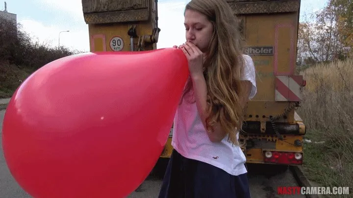 Looner Heaven - Petra with giant red balloon