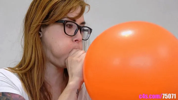 Foxy Sanie licks and inflates a huge balloon ( )