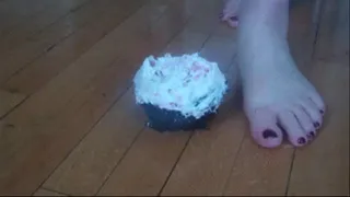 Cute feet Vs Cake