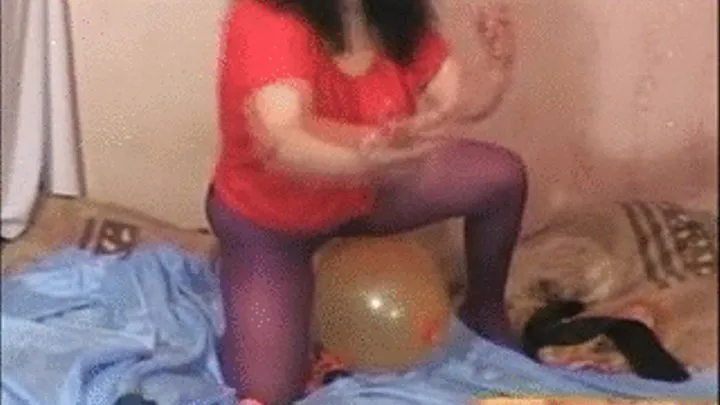 Sinti Blow and Play with Balloons