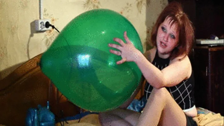 Katerina play with 16 inches green Balloon