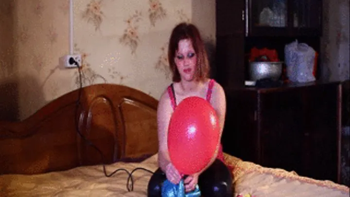 Katerina Blow and pop some 15 inches Balloons