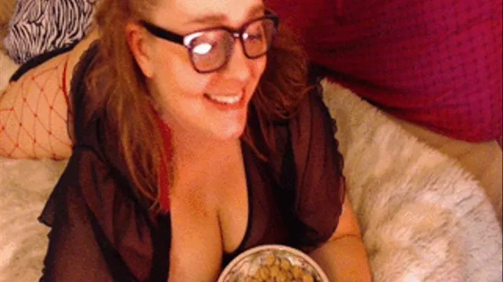 BBW eating cookie crisp cereal