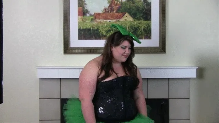 BBW Bella Bendz is sexy St Patrick's outfit shows off her huge ass and tits