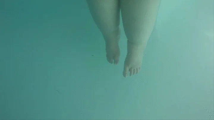 SSBBW Apple Bomb is showing off her feet underwater in a indoor pool