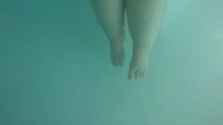 SSBBW AppleBomb is showing off her feet underwater in a indoor pool