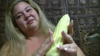 BBW Lola LoveBug loves corn on the cob and she fucks it and then eats her corn