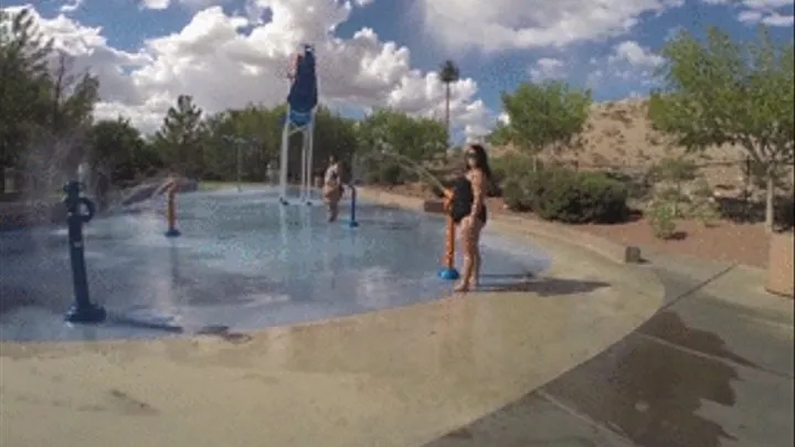 SSBBW AppleBomb and Juicy Jazmynne are playing in the water at the water park