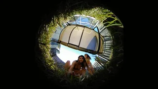 **360VR** Giantess Raquel Roper & Victoria Banxxx Find You In The Yard