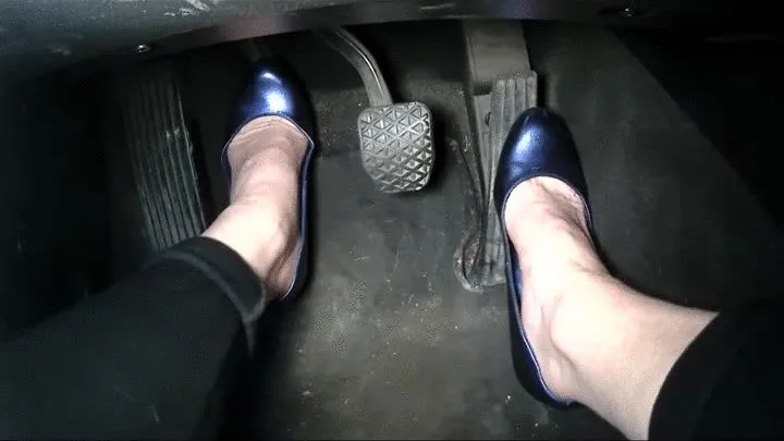 Diana pedal pumps her BMW in high heels 3 MP4