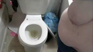 taking a pee and dancingand playing with my tits