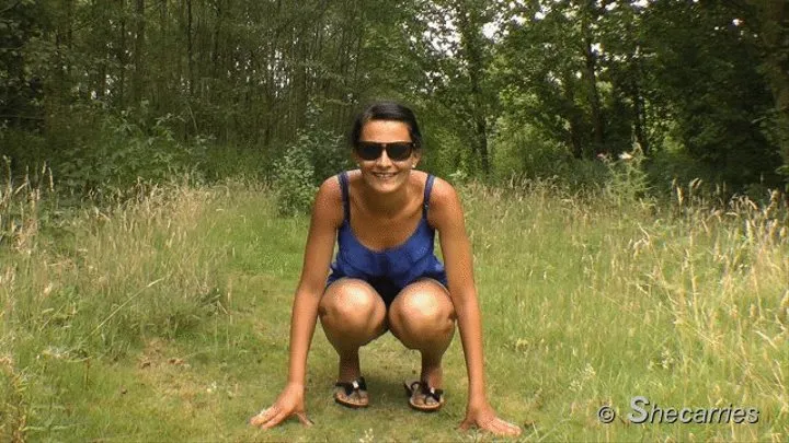 sc118 Svenja proves her lifting abilities - in a green parkland