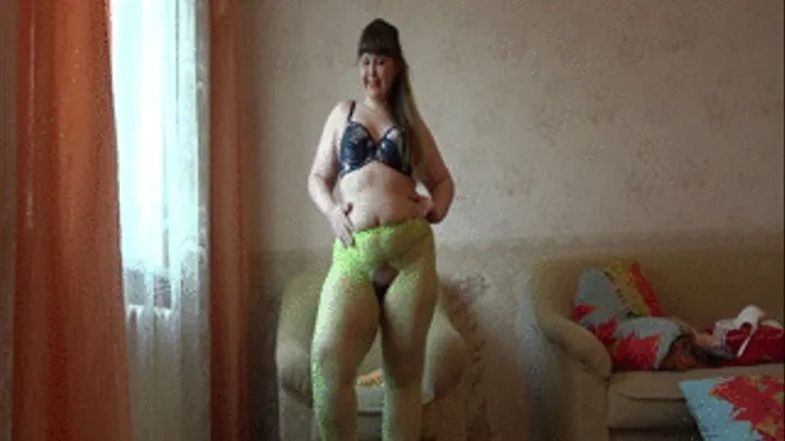 The girl in green pantyhose masturbates her thick pussy