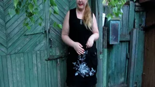 thick Russian girl pissing in rural courtyard