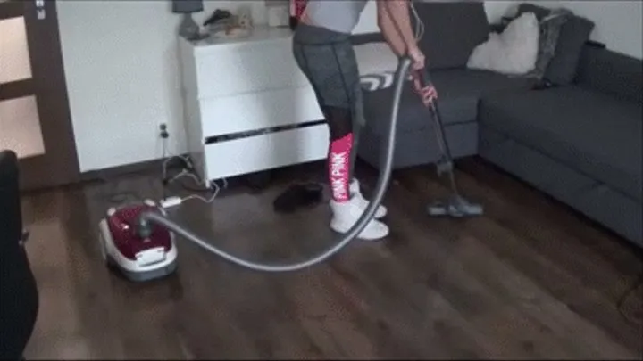 Long vacuuming in leggings