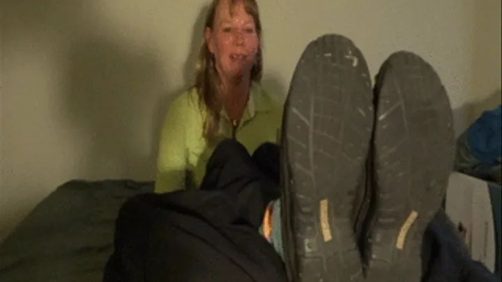 Big milfy size 11 feet (shoe and sock removal, tickling)