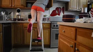 First time using the new cam you watch me cleaning the kitchen using the new diswasher with lots of leg and booty views and candid talk w step-mom