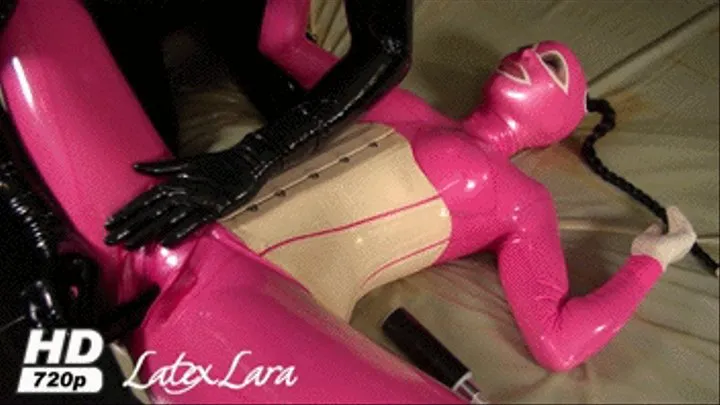 RD Lea is playing with Laras Latexpussy Part2