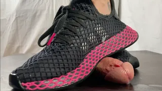 A Shoejob with Adidas Deerupt Sneakers - Handjob and huge Cumshot - Slave cam