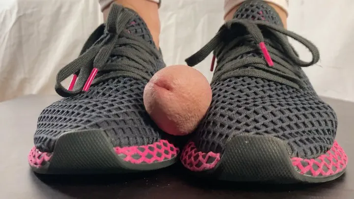 A Shoejob with Adidas Deerupt Sneakers - Handjob and huge Cumshot - Multicam