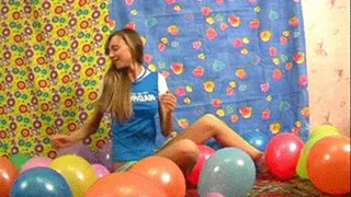 Elisa balloon play and pop