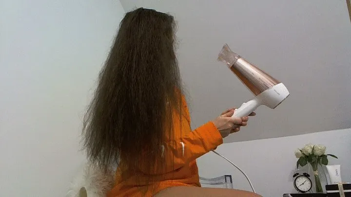 Drying my thich hair from wet to dry with Philips drycare moisture protect hair dryer