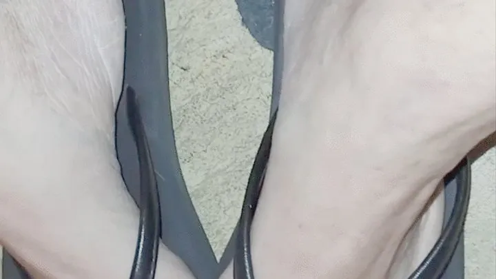 Bare toes in flip flop