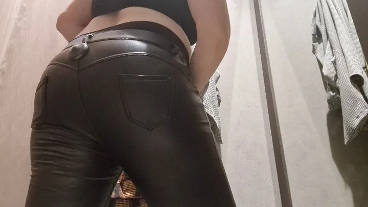 Big ass squeezed in leather pants