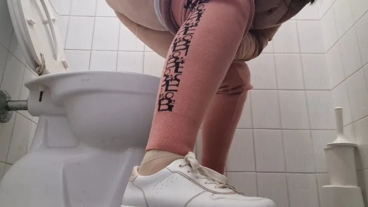 Pee in the public toilet in very 4K