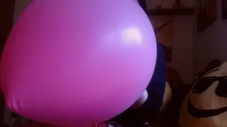 Italian milf cums on top of the balloons all wet