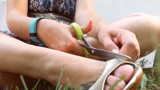 Shoes to destroy and perfect feet in the public garden