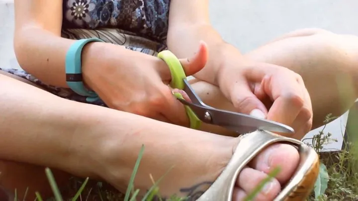 Shoes to destroy and perfect feet in the public garden