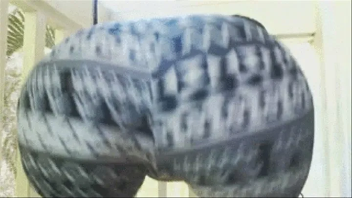 Carmi's 43 Inch Ass Shaking In Printed Leggings