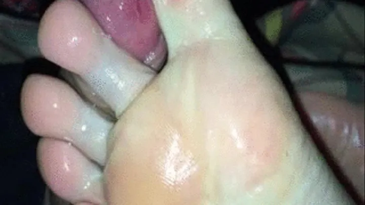 CUM ON PERFECT WIGGLE OILY SOLES - TOES - POV SOLES - BIG CUMSHOT - CUM PLAY FEET