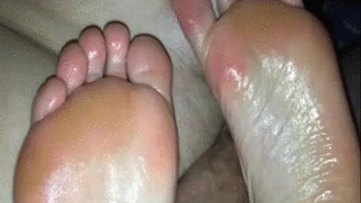 AMAZING REVERSE OILY FOOTJOB - SOLEJOB - SOLES AND TOES WIGGLING - POV SOLES AND TOES - FOOTSIE PLAY SOLES AND TOES - BIG CUMSHOT