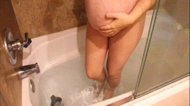 24 weeks Pregnant in the bathtub