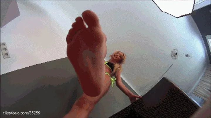 ARIEL - A tiny man under my feet - Giantess