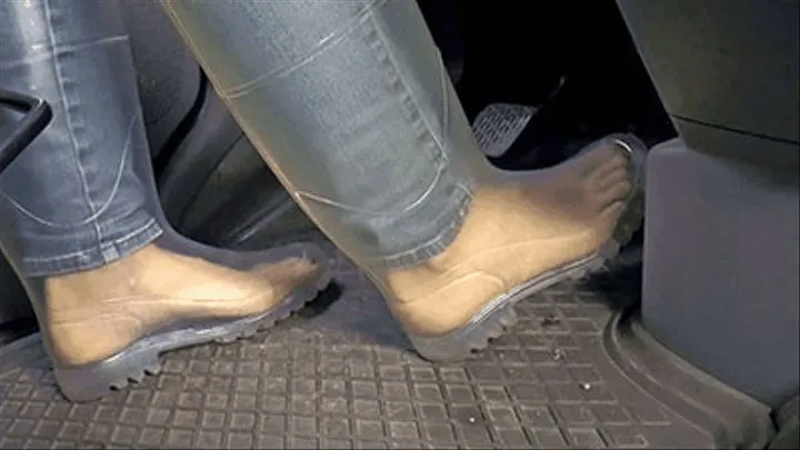 Pedalpumping in see-through rubber boots