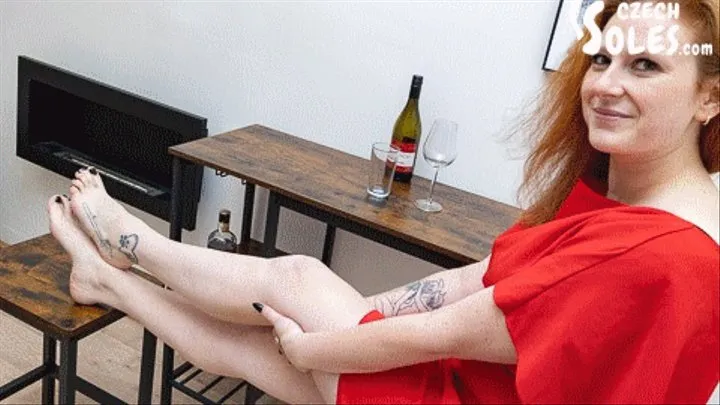 Paying for drinks with her own sexy BIG feet